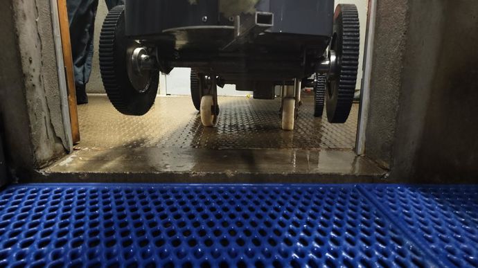Pour faciliter les déplacements, deux roulettes libres surélèvent la machine.