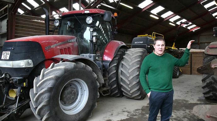 Pour ses 340 hectares, Frank alterne entre différents tracteurs pour chaque tâche.