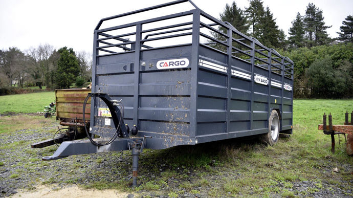 L’éleveur délègue beaucoup de travaux à la Cuma. Il ne possède qu’une bétaillère, un petit tracteur attelé au racleur, et deux autres tracteurs dont un attelé au godet désileur. « Mes tracteurs sont payés et travaillent au total 500 heures par an : ils vont faire ma carrière ! »