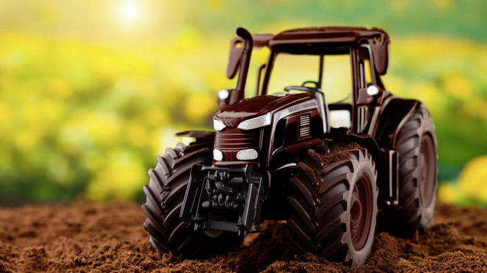 Massey Ferguson n'oublie pas que le 1er Avril tombe pendant les fêtes de Paques et propose ce tracteur en chocolat plus vrai que nature.