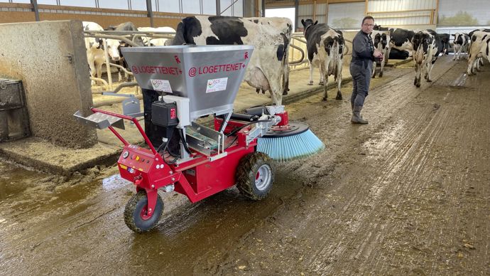 ECS reçoit une étoile pour E.Logettenet+ (R), une balayeuse/pailleuse de logettes toute électrique. Cet automoteur radiocommandé est conçu pour entretenir des logettes en un seul passage.