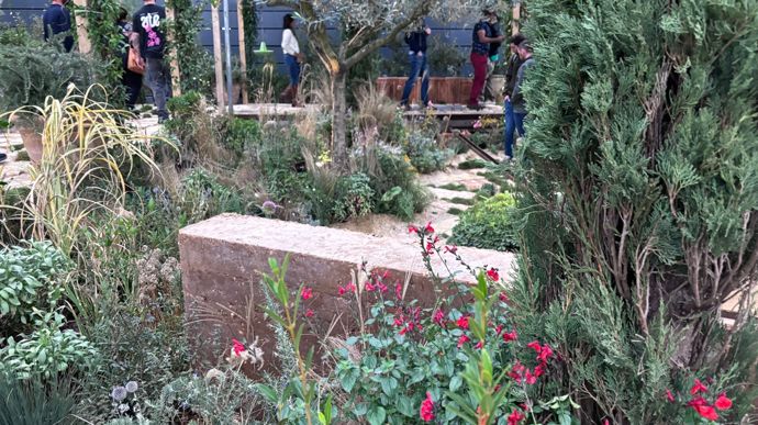 Ludovic Orain, propose une approche contemporaine du jardin méditerranéen, fondée sur la sobriété des ressources et une palette végétale adaptée au climat.