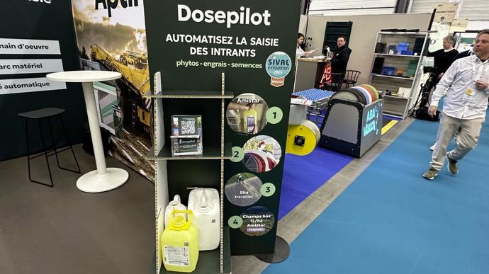 Aptimiz présente DosePilot, un système permettant d'optimiser la traçabilité réglementaire lors de la pulvérisation grâce à un système de scan des codes à barres sur les bidons de produits.
