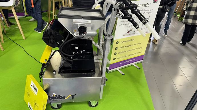 Entomatic de BioBest est un outil de distribution qui permet d'épandre des auxiliaires dans le cadre de la lutte biologique.
