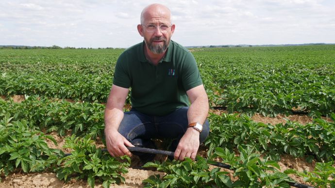Alexis Benard, chef de cultures de l'exploitation Terres de la Borde, présente l'irrigation au goutte-à-goutte utilisée sur une partie des parcelles de pommes de terre.