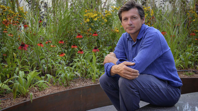 James Basson, paysagiste anglais vivant sur la Côte-d’Azur, connaît particulièrement bien la gamme végétale méditerranéenne.