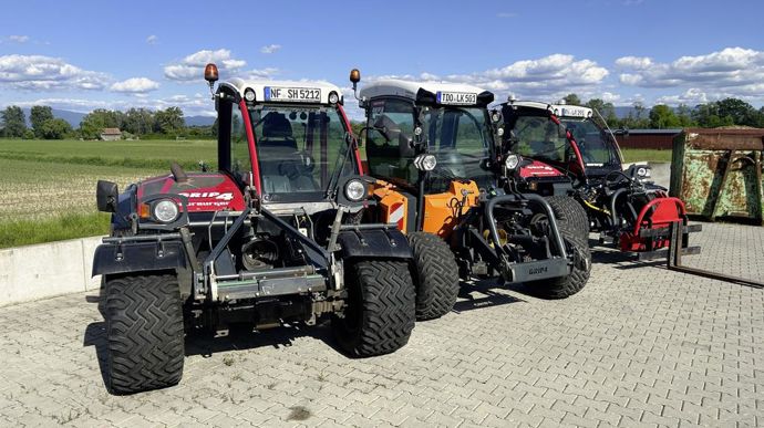Des anciens modèles de tracteurs sont encore présents sur le site. Certains servent à manipuler les pièces et les palettes les plus lourdes.