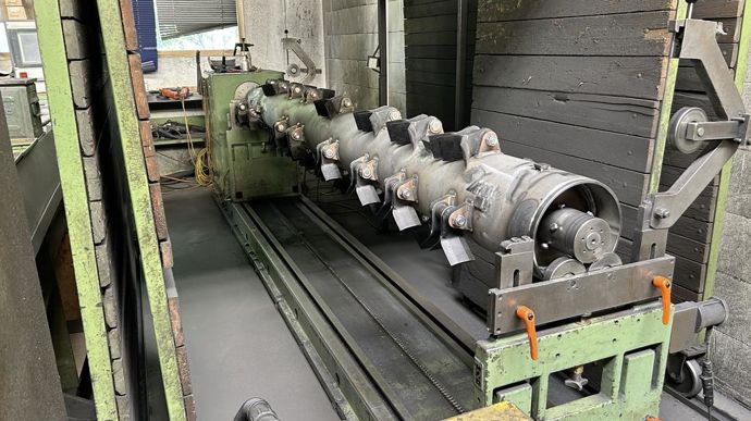 Les rotors des faucheuses sont équilibrés sur place. Un opérateur ajoute ou retire des poids en fonction des contraintes de rotation du cylindre.