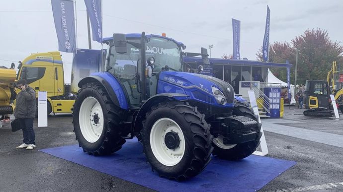 La gamme de tracteurs New Holland T5 Dual Command, comprend cinq modèles de 80 à 117 ch, tous équipés de moteurs quatre cylindres FPT F36 de 3,6 litres, avec un look redessiné.