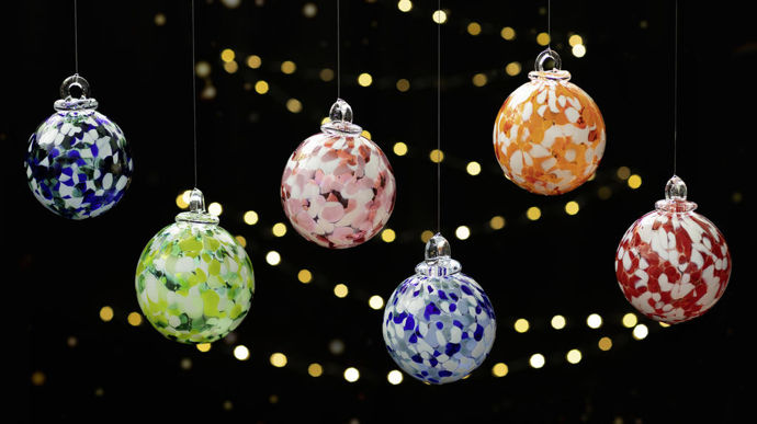 Les boules de Noël « Méli-Mélo » de l'atelier Sygma aux couleurs vives et joyeuses