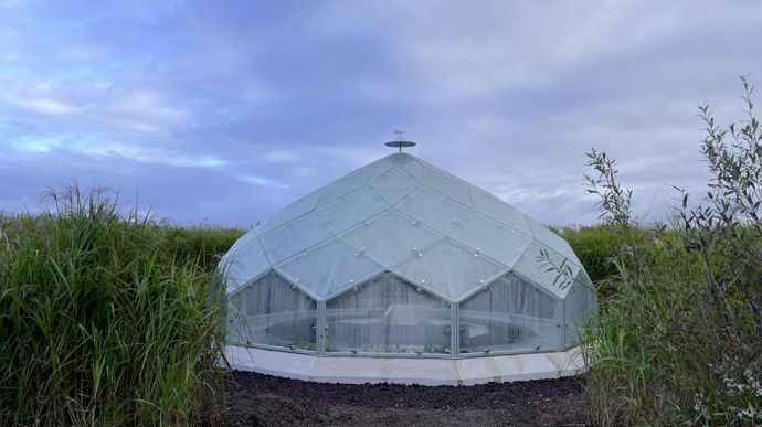 La serre géodésique bioclimatique a été conçue pour produire les plants de légumes pour le jardin maraîcher.
