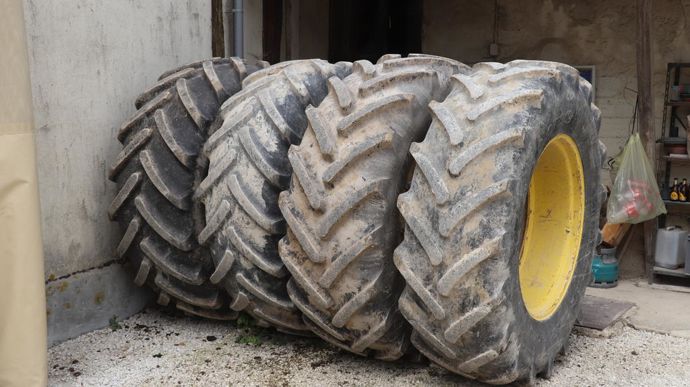 Avant d'utiliser les roues cages, Hugo montait un jumelage sur son tracteur.