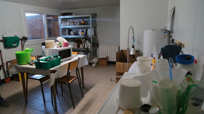 Le local technique est isolé. Il est équipé d'un évier, d'un chauffe-eau, d'un réfrigérateur congélateur...
