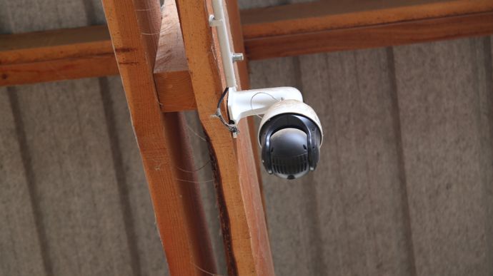 Deux caméras sont placées au centre du bâtiment pour surveiller les mises bas.