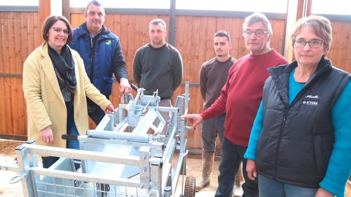 Brigitte et Laurent Mercier (de droite à gauche) ont réfléchi à l'aménagement de leur bergerie avec leur fils (Florian), leur gendre Valentin Chimier, et les deux techniciens des producteurs de la Marche (PLM) Jérôme Dubouis et Anne-Sophie Desvilettes.