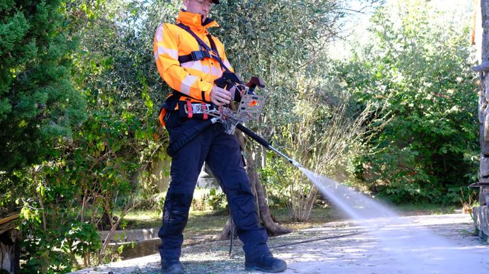Aufratech dévoile un exosquelette adapté à la lance des nettoyeurs à haute pression. L’objectif est de limiter l’impact de cette astreinte sur l’éleveur.