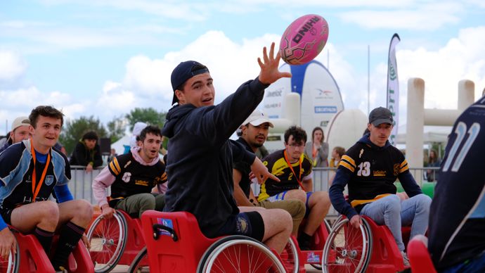 Quatre équipes ont participé au tournoi de rugby en fauteuil des Ovalies. Les rencontres se pratiquent sur du parquet.