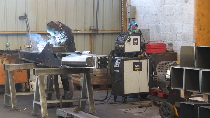 - Les soudeurs sont amenés à travailler par roulement sur les différentes parties des machines.