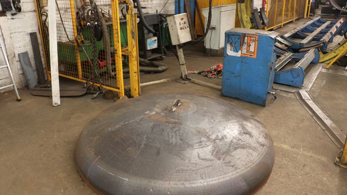 - Les fonds de cuves sont conçus par une entreprise extérieure. Les versions bombées sont destinées à être montées sur des machines sous pression. Les versions plates ne subissent aucun différentiel de pression.