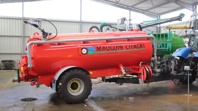 - Un hangar est affecté aux tests des tonnes. Sous celui-ci se trouve une fosse contenant l'eau qui est envoyée dans la cuve. Le circuit d'eau est entièrement fermé.