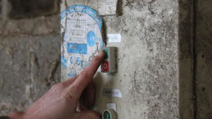 Pour la commande de montée ou descente, il utilise une armoire électrique de récupération, équipée d’interrupteurs pouvant inverser le sens de rotation du moteur.