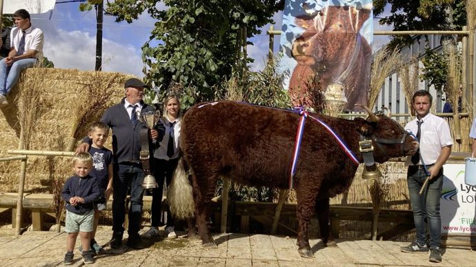 Sonia, championne femelle jeune , appartient au Gaec des Mouleyres (Cantal).