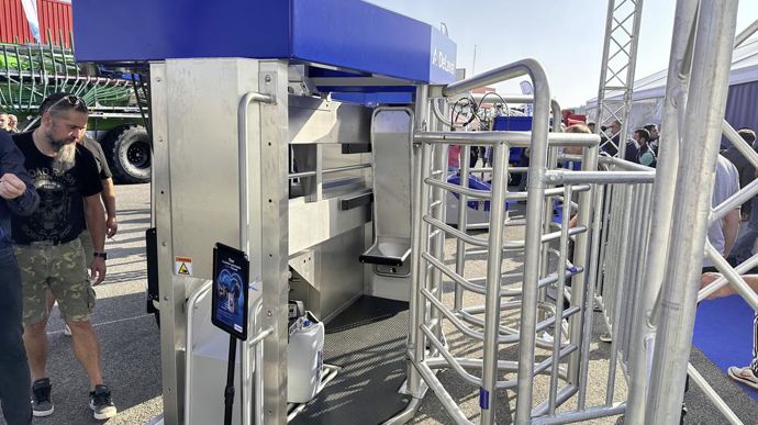 DeLaval lance son dispositif d'analyse du comportement du troupeau par intelligence artificielle DeLaval Plus BA. Ce dispositif, qui fonctionne avec des boucles RFID,, est capable de déterminer les chaleurs et de faire de la prédiction de santé comme l'apparition de mammites ou encore un retournement de caillette. La version BA 300 géolocalise en plus l'animal dans la stabulation.