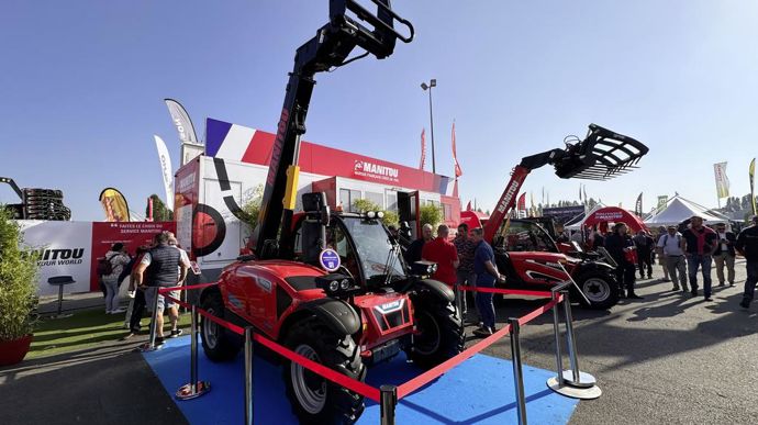 Manitou expose pour la première fois son chargeur télescopique électrique MLT 625e. Cette version électrique du modèle de coeur de gamme de 6 mètres de hauteur de chargement est équipé d'une batterie au lithium-ion qui alimente la transmission et les asservissements hydrauliques.