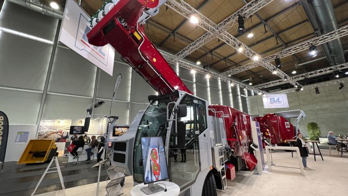  - BVL profite aussi d’Eurotier pour lancer un modèle de milieu de gamme dans son offre de mélangeuses automotrices. La V-Mix Drive Maximus Plus 2S est un modèle à double vis qui se décline en version de 19 et 21 m3. La machine est montée sur le châssis de la version à une vis et elle est motorisée par un 4 cylindres de 174 ch. Cela permet d’en faire une version plus économique que l’autre modèle à deux vis motorisé par un 6 cylindres.