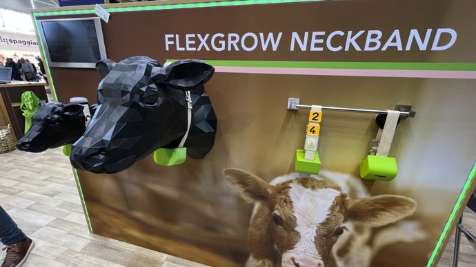  - Förster Technik, le spécialiste de l’équipement pour l’élevage des veaux, propose un collier de monitoring et de localisation qui suit le veau pendant toute sa croissance. Grâce à sa sangle extensible, il n’est plus nécessaire d’ajuster régulièrement la longueur du collier FlexGrow.