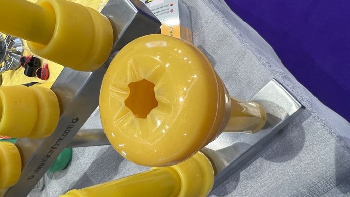  - Siliconform présente un manchon de traite adapté à tous les types de trayons. L’idée du Stimulor StressLess est d’utiliser un revêtement en forme de vague qui convient aussi bien aux gros trayons qu’aux petits. La forme du manchon limite les trop fortes pressions sur les gros trayons et les fuites d’air avec les petits trayons. Le niveau de vide dans le manchon reste stable.