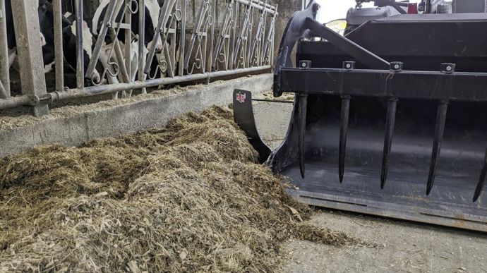 Magsi reçoit le prix de l’astuce pour sa tôle repousse-fourrage Pushmags. Ce déflecteur se monte sur le côté des fouches à grappin et peut repousser le fourrage sans outil supplémentaire.