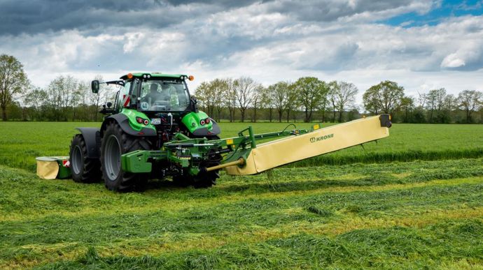 Krone est récompensé pour son dispositif d’équilibrage automatique sur une faucheuse de grande largeur. Baptisé EasyBalance, ce système de transfert de charge est télescopique et hydraulique. Il peut recevoir jusqu’à dix masses de 50 kg et sort de 60 cm vers l’extérieur de manière complètement automatique, lors du passage de la faucheuse depuis la position de route vers la position de travail. La faucheuse est de ce fait équilibrée, ce qui sécurise les manœuvres en bout de champ et réduit les contraintes sur les bras de relevage du tracteur et sur le châssis de la faucheuse en lui-même. D’autre part, cette solution permet d’atteler la faucheuse à un tracteur à moteur à quatre cylindres et ne nécessite pas un grand empattement ni une forte puissance.
