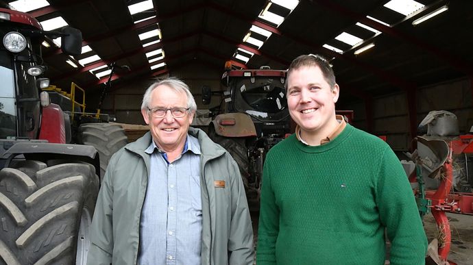 Frank a repris la ferme de son père, qui vient l'aider pour les chantiers de récolte.