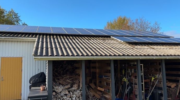 Des panneaux solaires ont été installés sur l'atelier de transformation pour réduire les coûts d'énergie.