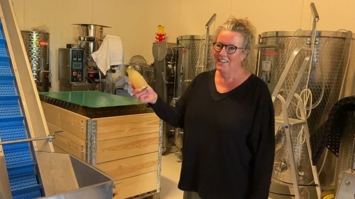 Mia et Steen se sont lancés dans la transformation pour développer une meilleure marge. Ils produisent notamment du jus, du vinaigre, du sorbet.