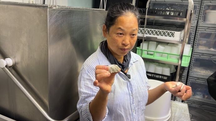 Summer a développé un fromage de chèvre de plus de deux ans d'affinage. Il se mange comme du parmesan.