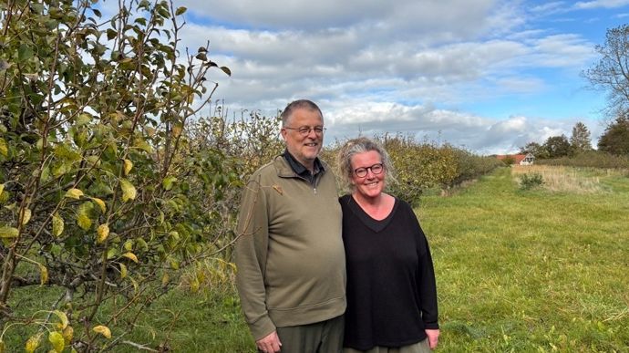 Mia et Steen, devant leur verger converti en agriculture biologique.