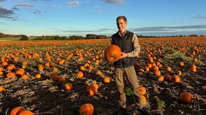 Christian produit des citrouilles pour décorer les maisons danoises à Halloween.