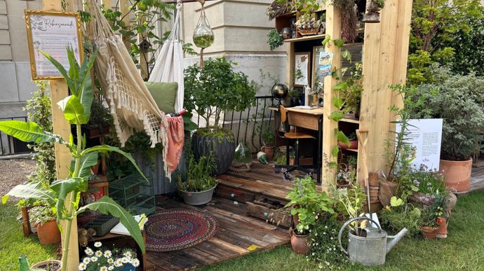 Echoué en ville, notre jardinier Robinson tente de survivre à l’urbanisation et d’échapper au béton.