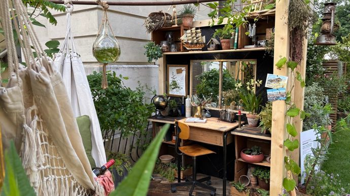 Quelques plantes exotiques racontent la nostalgie d’un long voyage.
