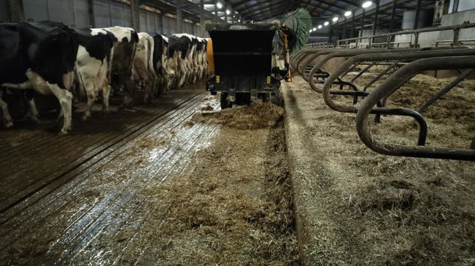 La raclette facilite le travail du racleur à corde en poussant la litière sale.