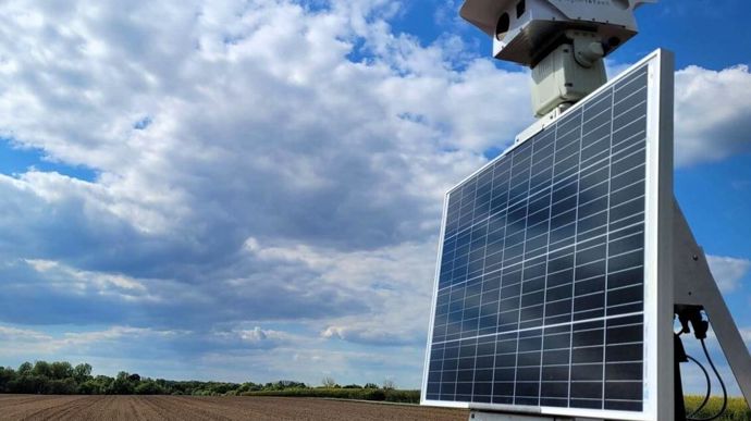 AgriProTech est récompensé de deux étoiles pour le LazerTrac, un effaroucheur laser autonome et intelligent. Le système exploite la projection d’un faisceau lumineux pour balayer littéralement la surface à protéger. La tache de couleur verte est générée par une optique à base de laser sur un support motorisé à 360°.