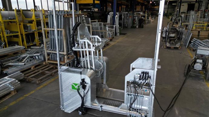 Deux étoiles viennent récompenser Maréchalle Pesage pour sa cage de retournement hydraulique pour ovin. L’animal est positionné sur le gigot. Le réglage de la hauteur permet de s’adapter à toutes les tailles d’animaux, de l’agneau au bélier. La commande hydraulique réalise trois actions successives : remettre l’animal sur pied, ouvrir les palettes sous poitrail, puis ouvrir le système antirecul. Il est possible d'ajouter des barres de pesée et un panneau d’identification. Il est en outre possible d’ajouter des barres de pesée et un panneau d’identification.