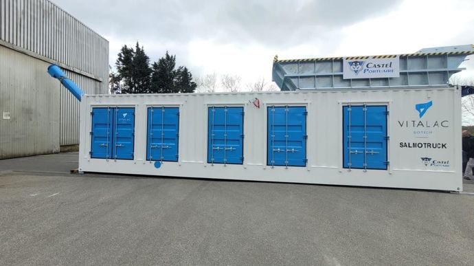 Vitalac reçoit deux étoiles pour SalmoTruck, un outil de décontamination des matières premières positives aux salmonelles. Ce dispositif est mobile, automatisé et rapide à installer pour une intervention dans les meilleurs délais. Il se déplace à la demande sur les ports et sites de stockage et traite jusque 100 t/h de tourteaux et graines.