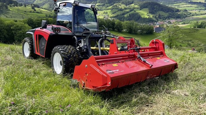 Le tracteur de pente Grip 4 140 fabriqué par Sauerburger dispose de 140 ch.