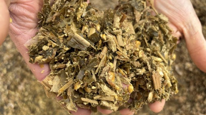 L'agriculteur intègre un conservateur d'ensilage pour limiter les pertes.