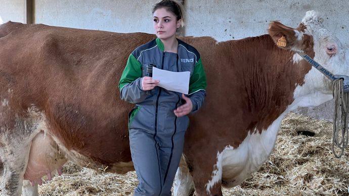  - Feuille à la main, Cassy révise son texte pour le grand oral.