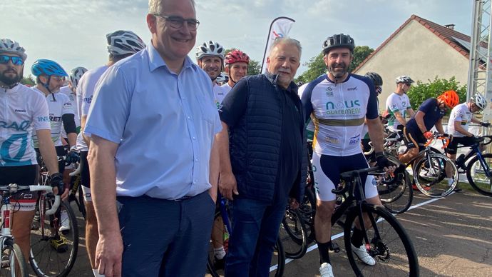 Sur la ligne de départ de la course Premium avec, de gauche à droite, Philippe Delin, qui a accueilli le Wacc sur le site de sa fromagerie à Gilly-les-Cîteaux (Côte-d'Or), Didier Lenoir, président Alliance BFC et Dijon céréales, et Christophe Richardot, vice-président du Wacc et DG d'Alliance BFC et de Dijon céréales.