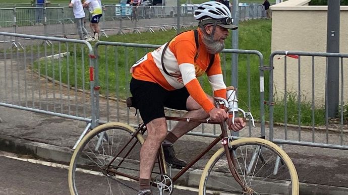 Philippe, du groupe Eureden, a enfourché le vélo de 1928 de son grand-père et enfilé le maillot de l'époque pour la course Découverte, abordée de façon plus décontractée et amenant un petit plus sympa à cet évènement sportif.